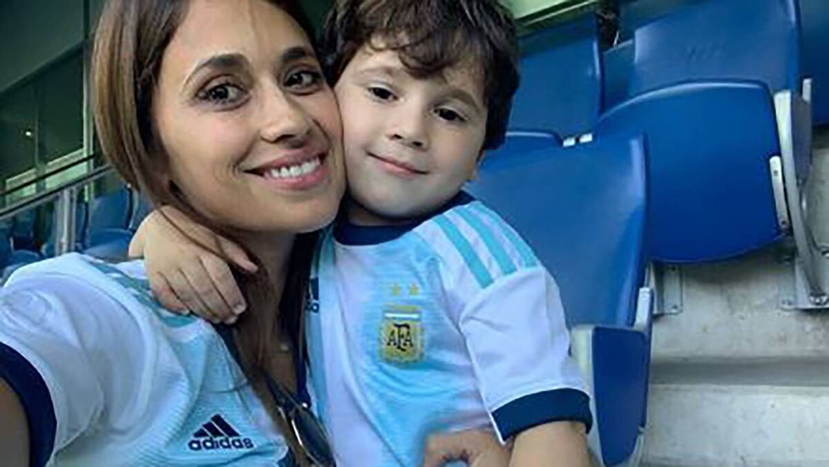 Mateo Messi: picado con sus hermanos frente a la Torre Eiffel y besos a mamá Antonela Roccuzzo