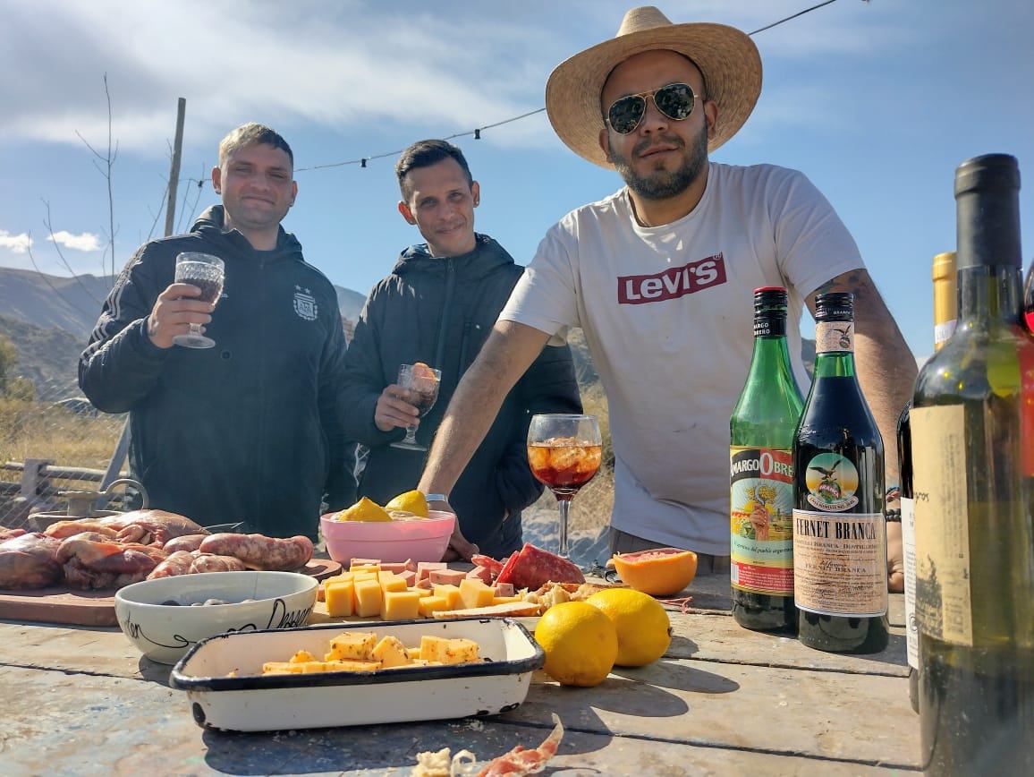 Gaspar junto a Diego y Polaco, celebrando la libertad de Diego.