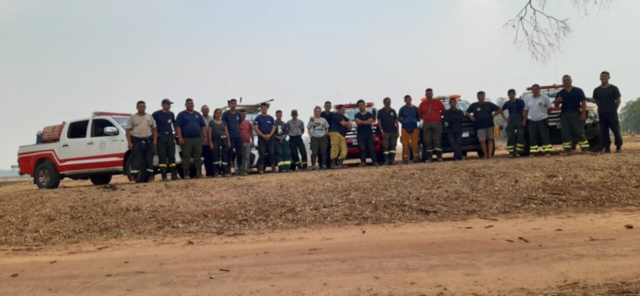 Gabriel Aucar junto a otros bomberos voluntarios.