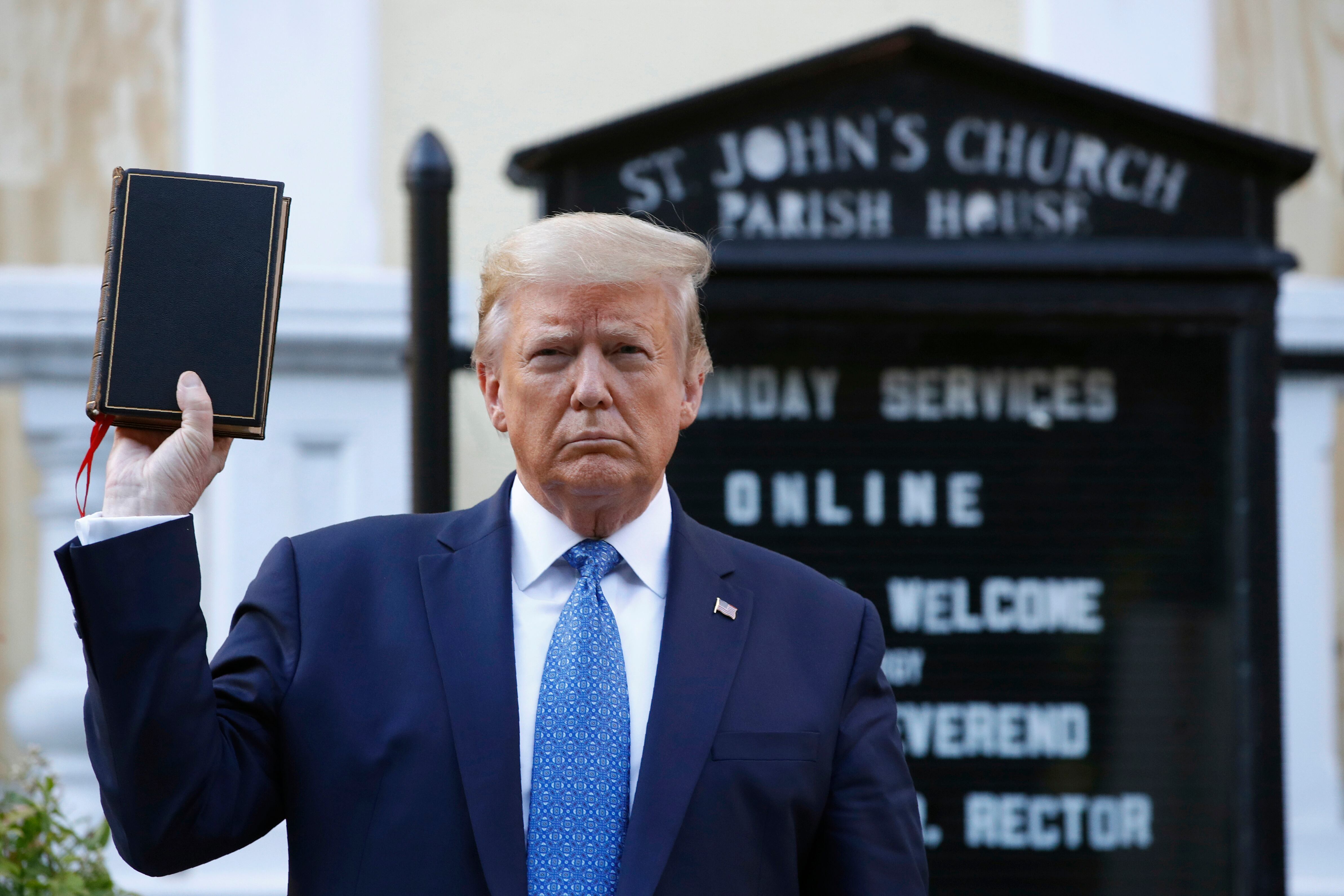 ARCHIVO - El presidente Donald Trump sostiene una Biblia mientras visita la Iglesia de St. John's, el 1 de junio de 2020, en Washington. (Foto AP/Patrick Semansky, Archivo)