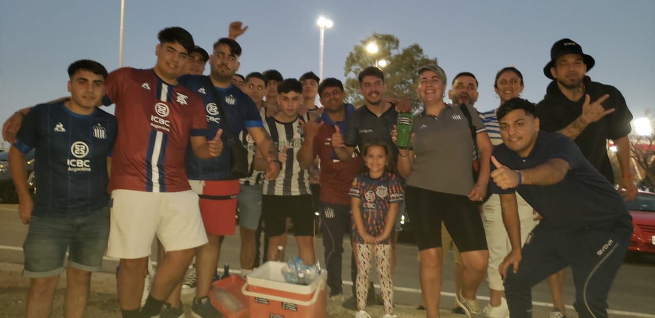 La previa en las afueras del estadio Mario Alberto Kempes.