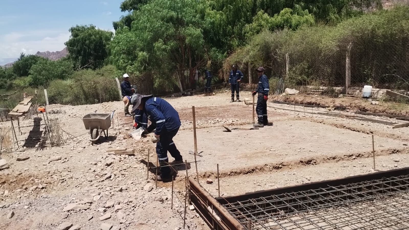 Operarios trabajan en las bases de una infraestructura para contener un tanque de hormigón de 50 m³ y un nuevo sistema de bombeo.