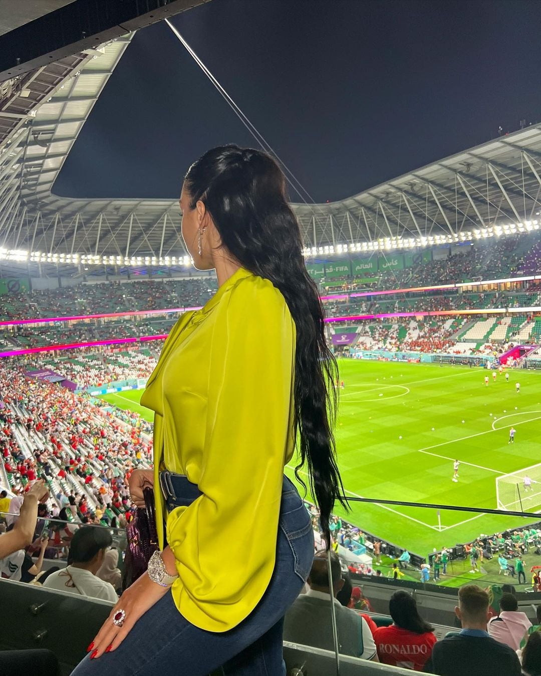 Georgina Rodríguez eligió un look minimalista para el partido.