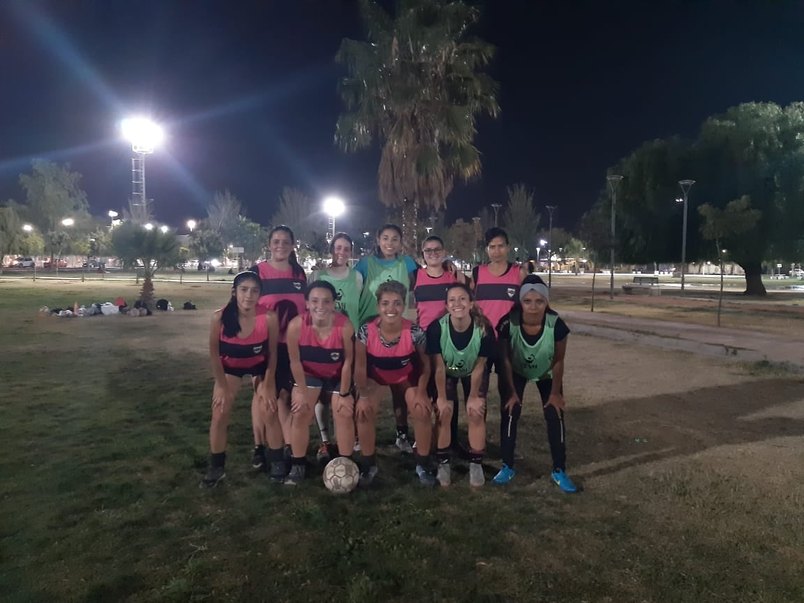 Equipo de fútbol femenino Auka.