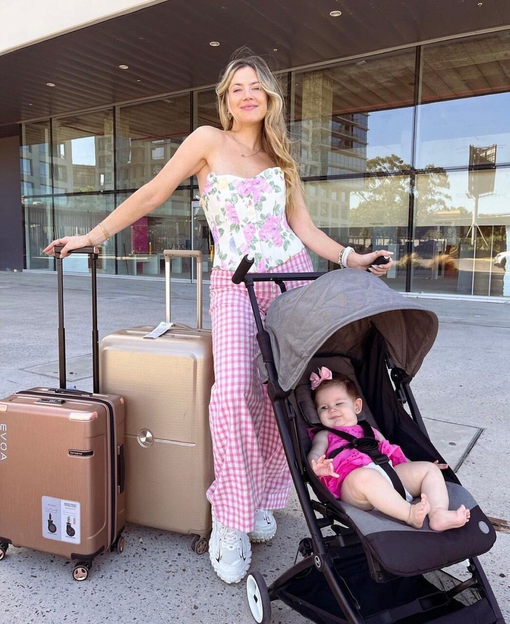 La modelo y su hija lucieron diferentes tonalidades del rosa. Stephie eligió un corset con pantalón y su hija vestido.