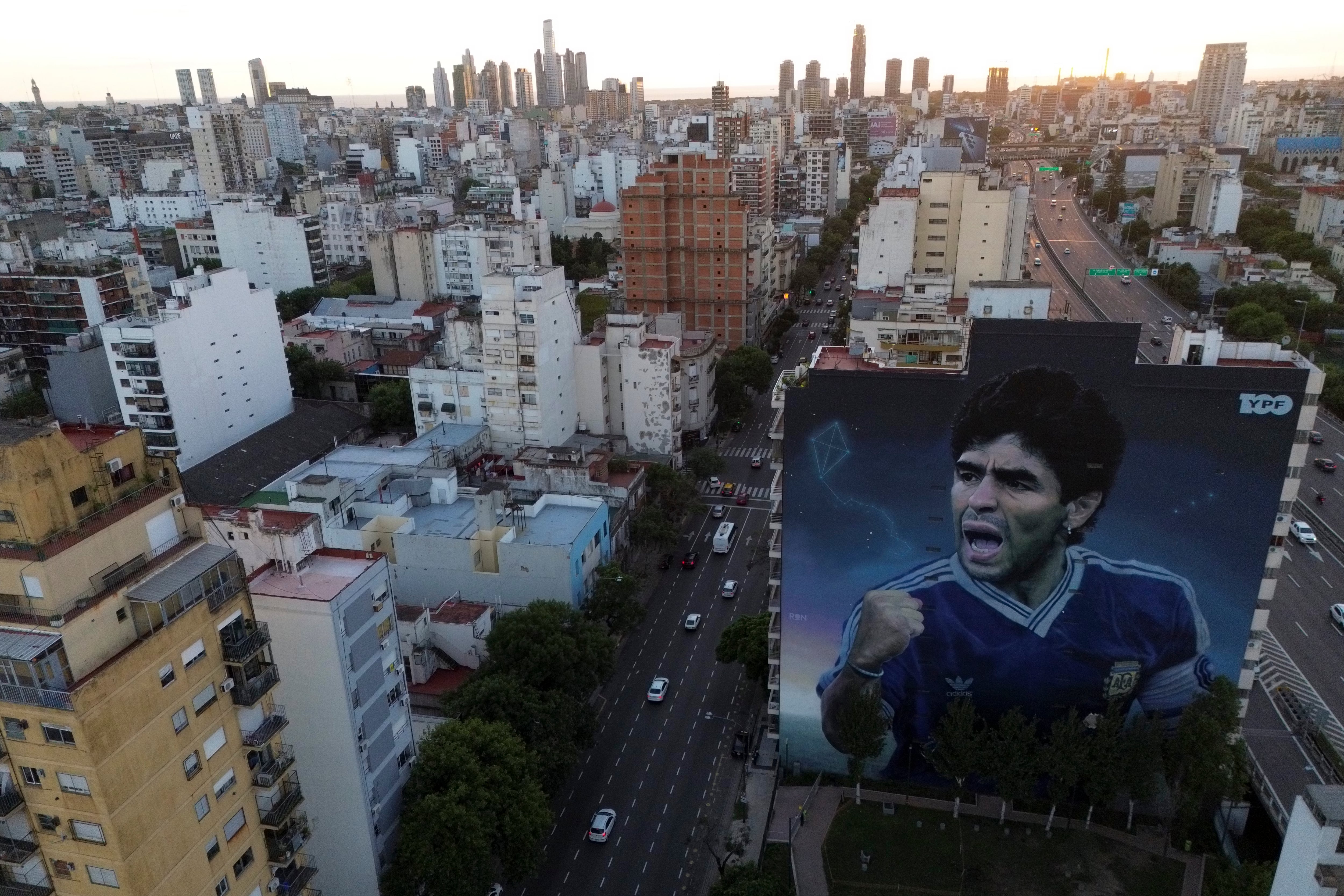 Mural gigante del legendario futbolista Diego Maradona, obra del artista Martin Ron, en Buenos Aires, Argentina, el lunes 10 de marzo de 2025. (AP Foto/Natacha Pisarenko)