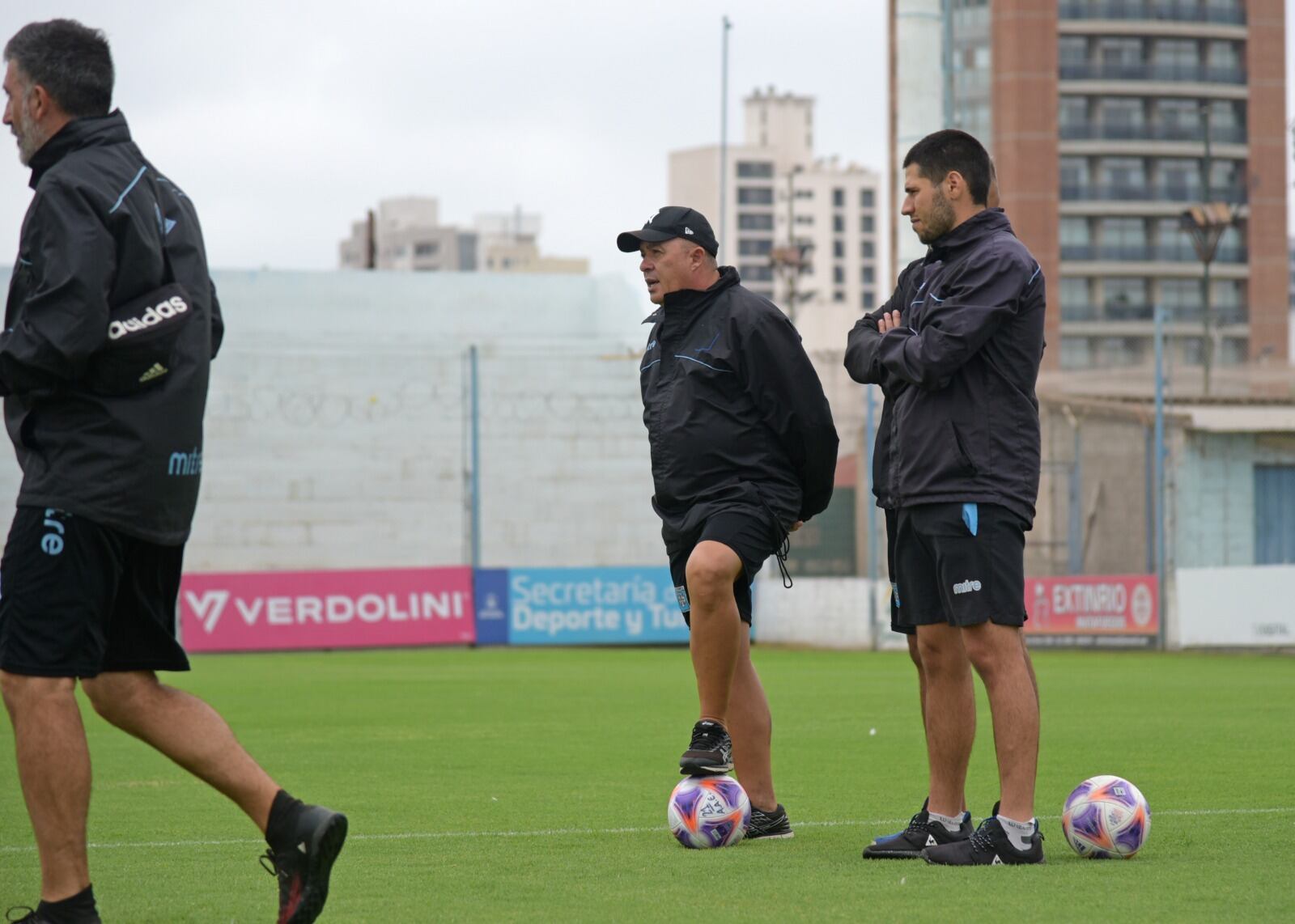 Estudiantes de Río Cuarto, a horas de su debut en la Primera Nacional 2023. Marcelo Vázquez, su DT, cree que serán protagonistas. (Prensa Estudiantes Río IV).