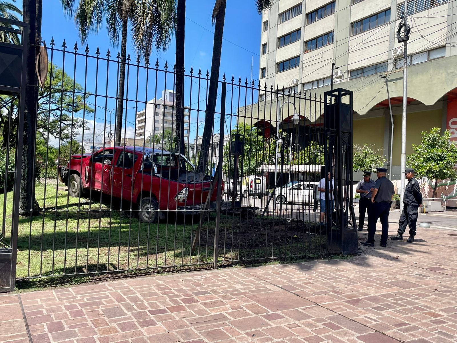 El propietario de la camioneta siniestrada intentó engañar a la Policía dando una versión falsa respecto de un supuesto robo del vehículo que dejó abandonado en la Casa de Gobierno.