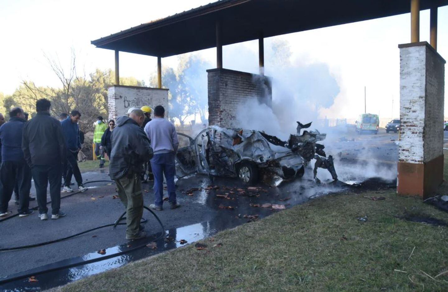 Los bomberos, policía y Defensa Civil asistieron de forma inmediata a las víctimas, pero estas ya habían fallecido.