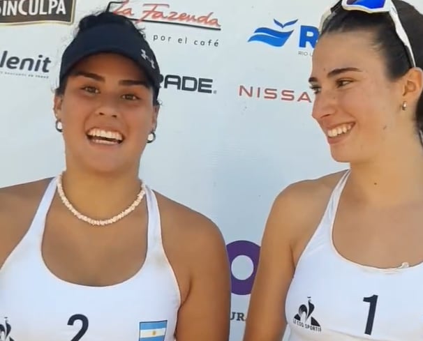 Aimé Lemes y Agostina Panzera, luego de la victoria en beach vóley ante la dupla chilena.