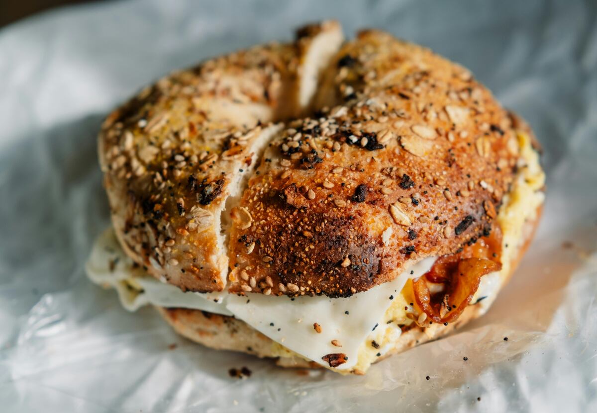 Cómo hacer un bagel con solo 2 ingredientes: la receta súper fácil y baja en calorías