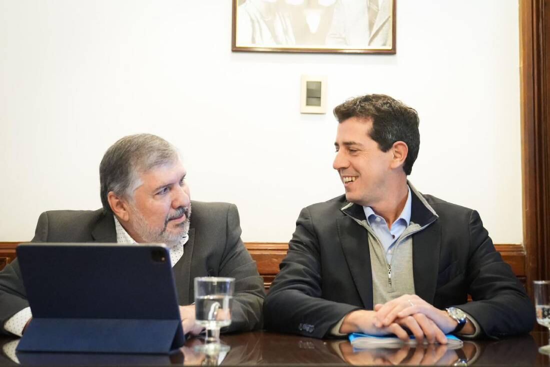 El jefe del interbloque del Frente de Todos, José Mayans, junto a De Pedro (Foto: Comunicación Senado)