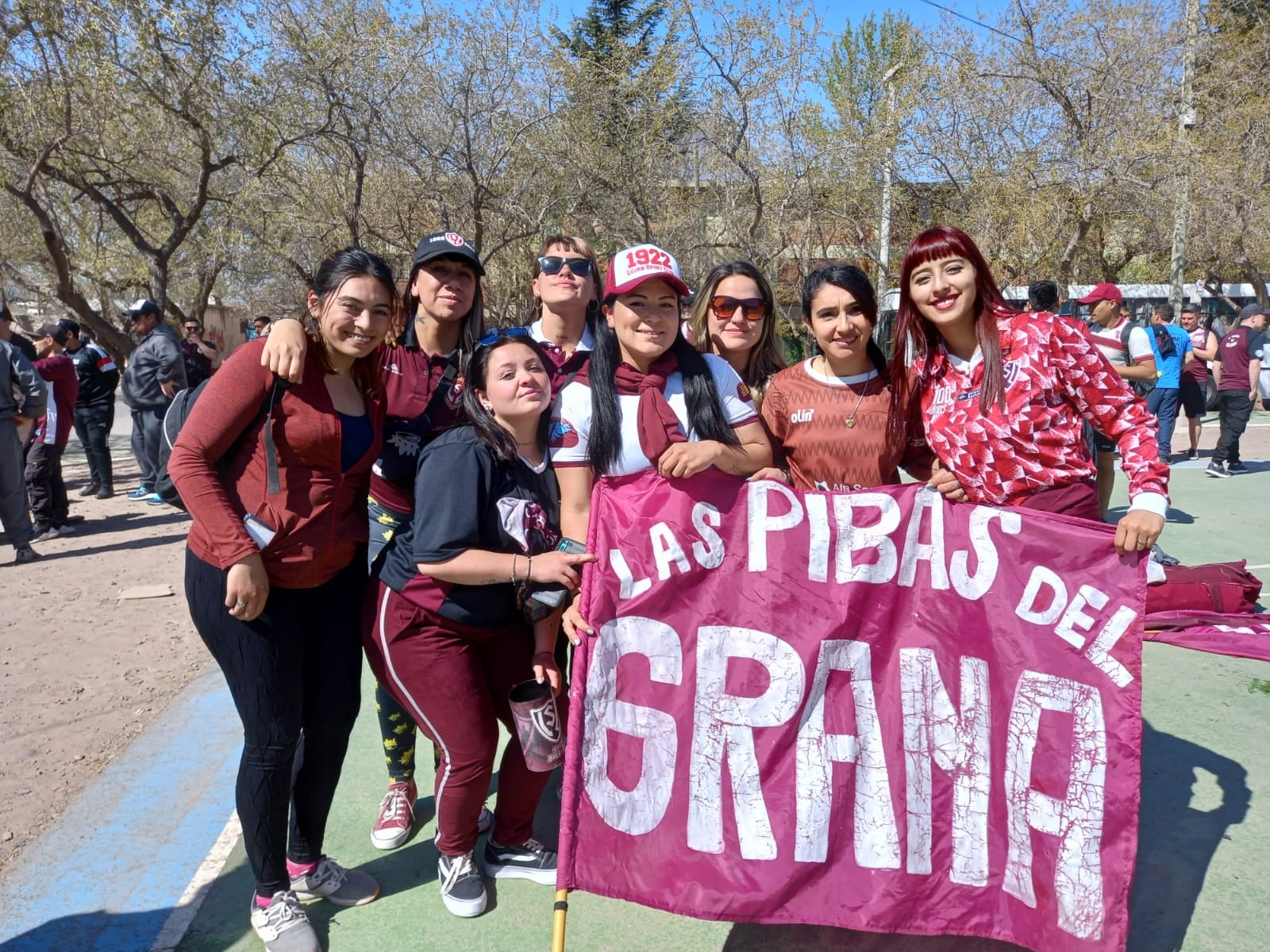 La hinchada de mujeres del Granates