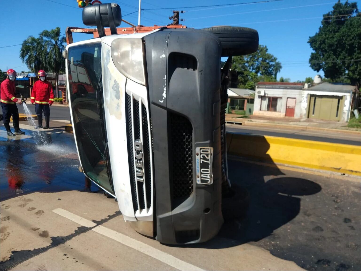 Posadas: accidente sobre avenida Quaranta terminó con un camión volcado.