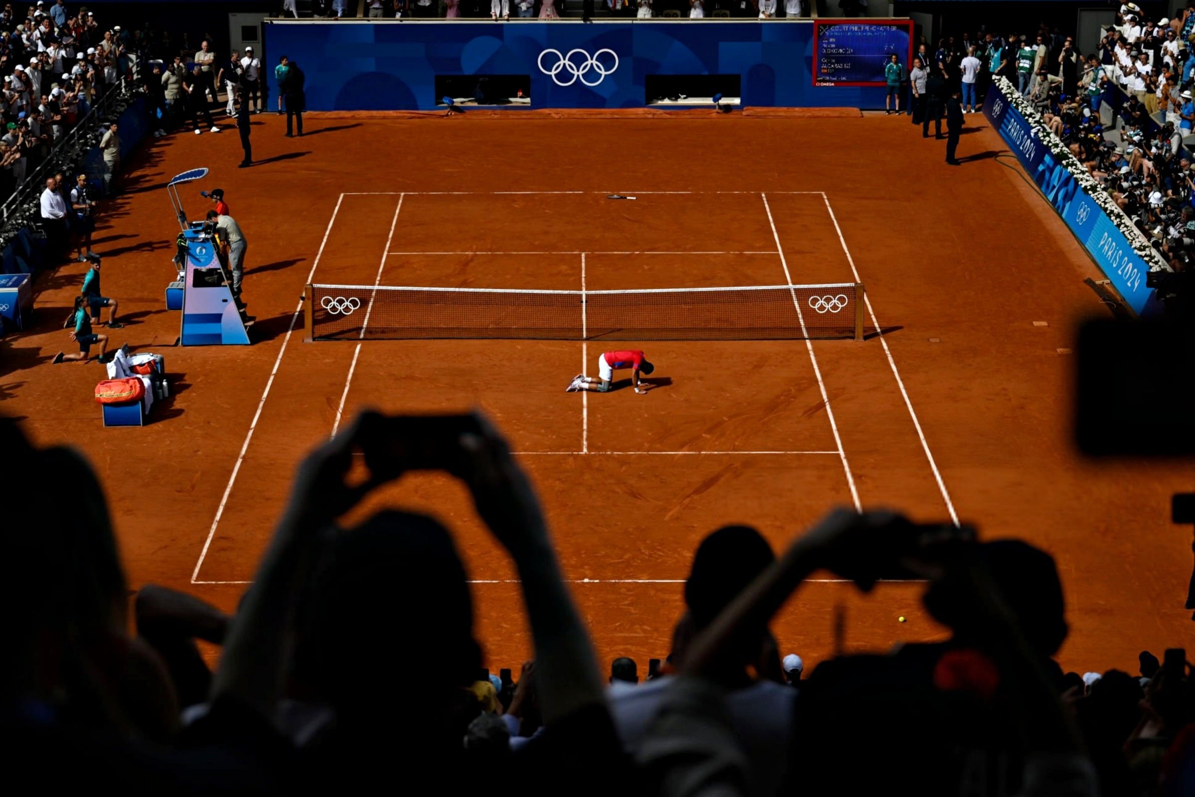 Por fin lo consiguió: Novak Djokovic le ganó un partidazo a Carlos Alcaraz y logró conquistar la dorada en su quinto juego olímpico.