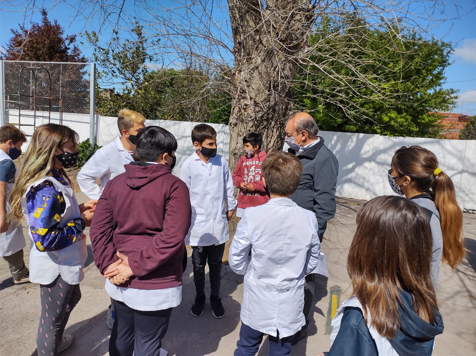 Sánchez junto a los alumnos de la Escuela 48