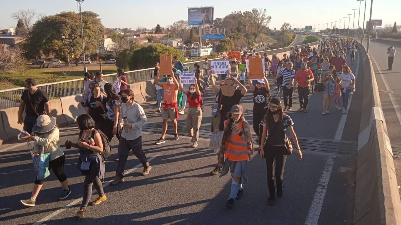 La Multisectorial Humedales organizó una protesta y una caminata sobre el puente Rosario-Victoria por los incendios en las islas del río Paraná.