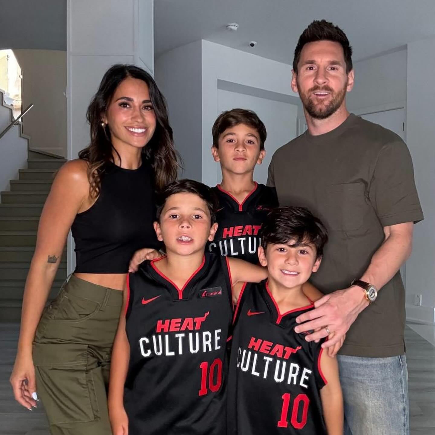 Mateo y Ciro se pusieron al frente de la foto en modo NBA.