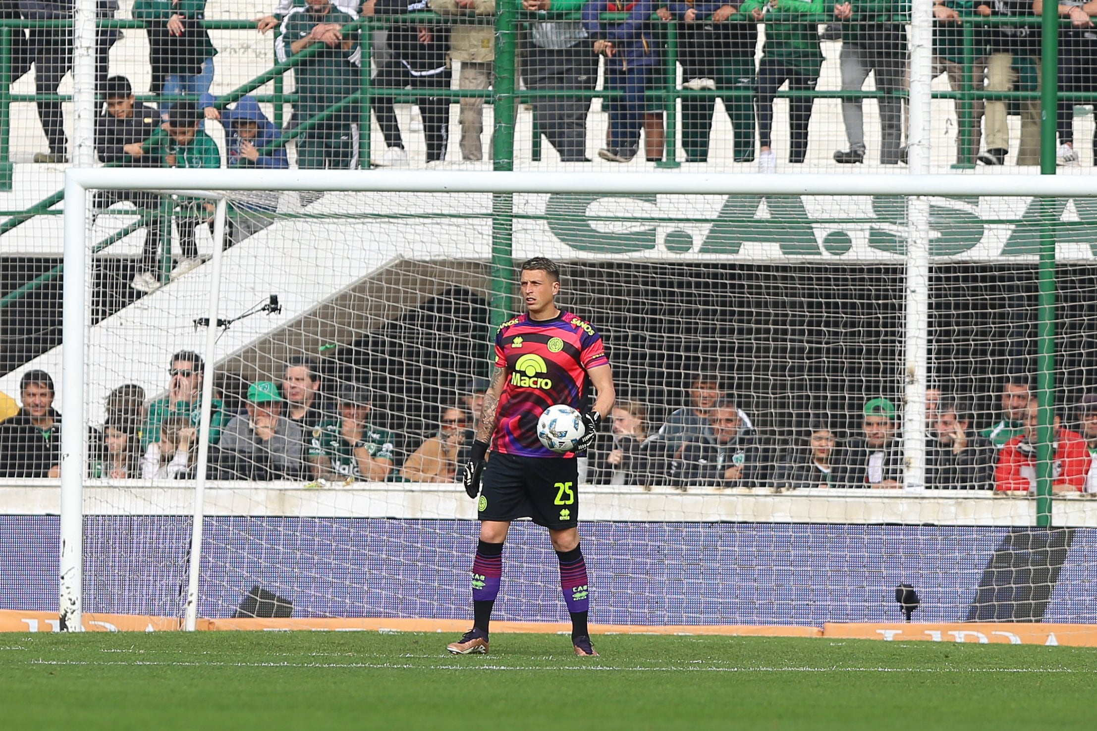 Nahuel Losada contuvo un penal y Belgrano mantiene su arco en cero ante Sarmiento en Junín. (Prensa Belgrano)