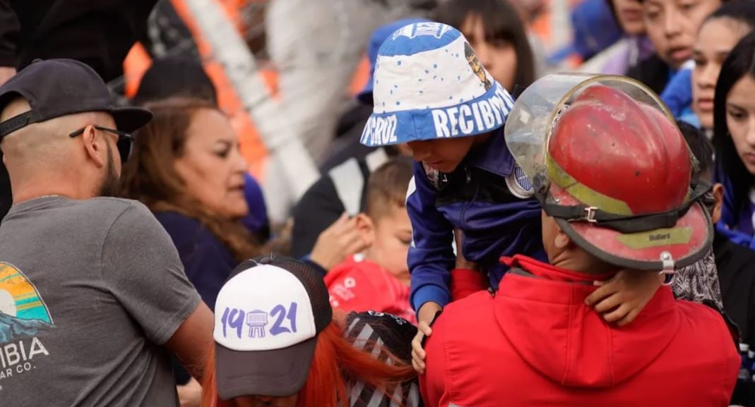 Incidentes en el Malvinas. Evacuación de menores, del sector afectado por los gases lacrimógenos (popular sur).