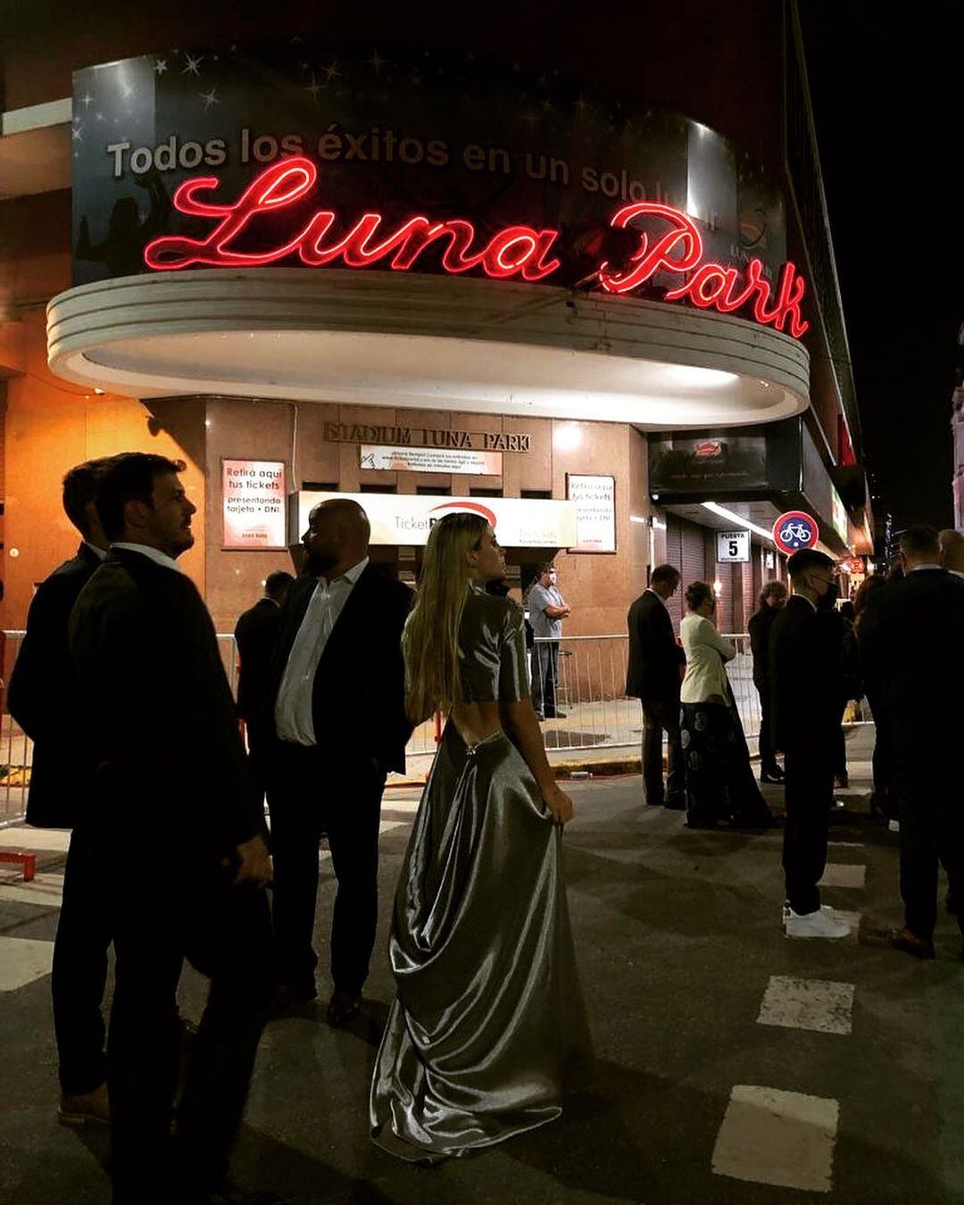 La periodista fuera del Luna Park.