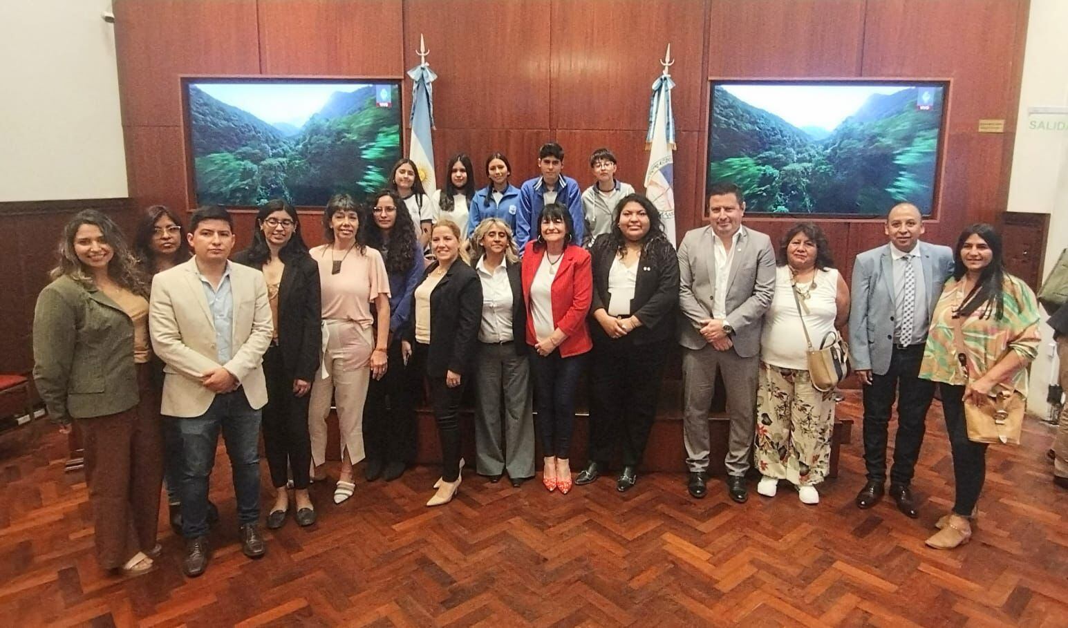 La ministra de Desarrollo Humano de Jujuy, Marta Russo Arriola (al centro), con miembros de su equipo de trabajo y legisladores presentes en la jornada realizada en la Legislatura.