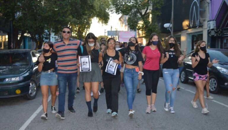 Gran cantidad de personas se sumó a la marcha para pedir la detención del sospechoso.