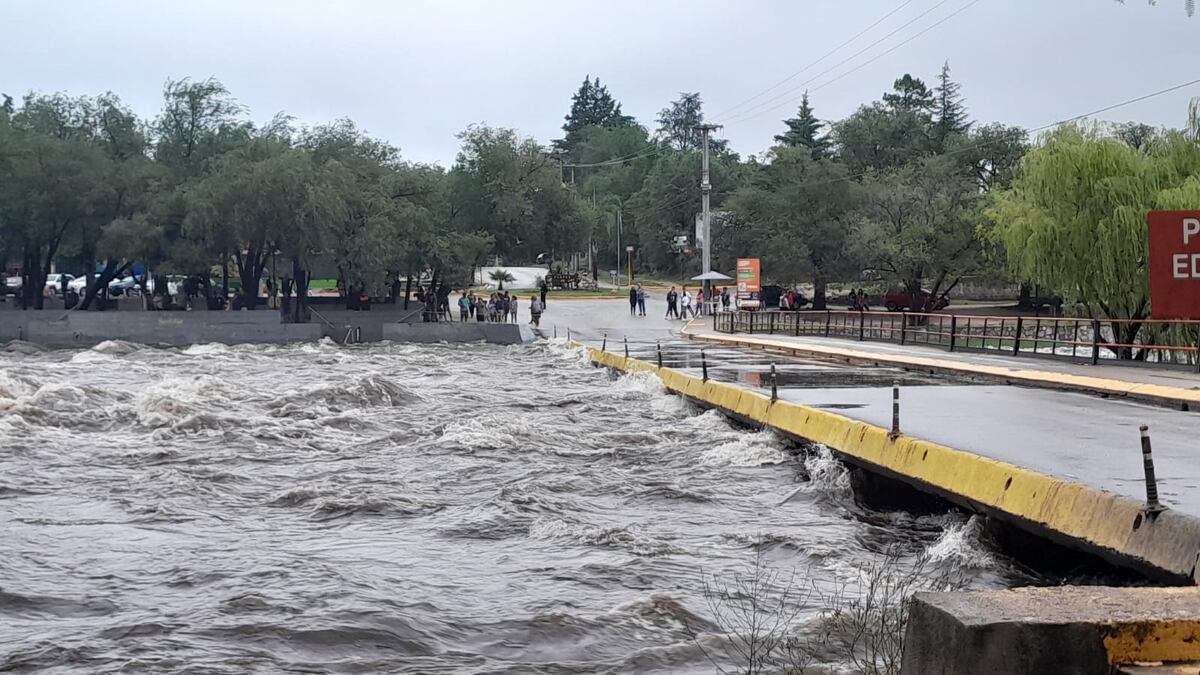 Persiste el alerta meteorológica y la elevaron a categoría roja
