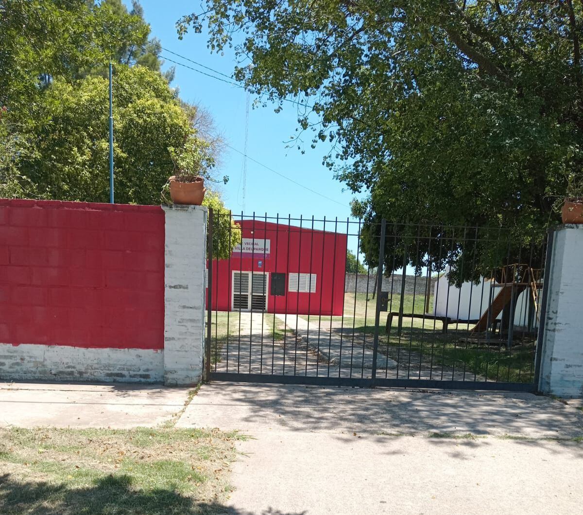 Siguen los cruces entre el DEM y las vecinales: acusan de cerrar la posta sanitaria del Villa del Parque