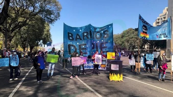 Barrio de Pie-Libres del Sur se moviliza al Ministerio de Desarrollo porteño.