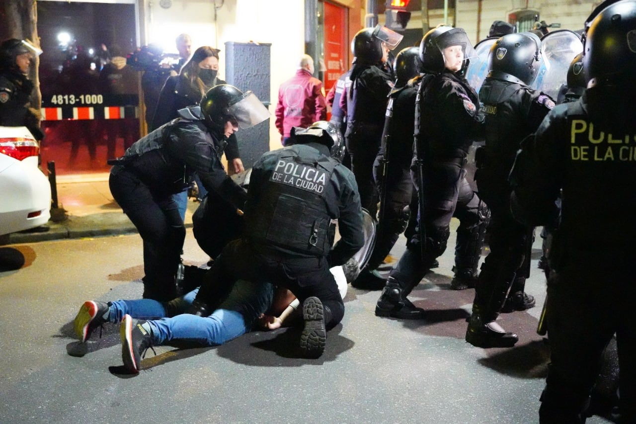 Imágenes del sábado pasado, cuando manifestantes kirchneristas y la policía de la ciudad se enfrentaron en el barrio de Recoleta. 