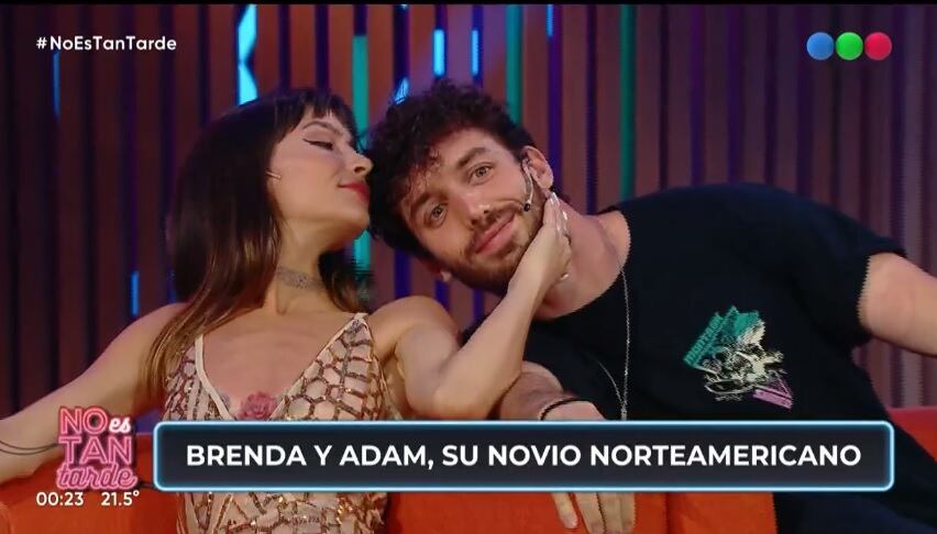 Brenda Asnicar con su novio en televisión