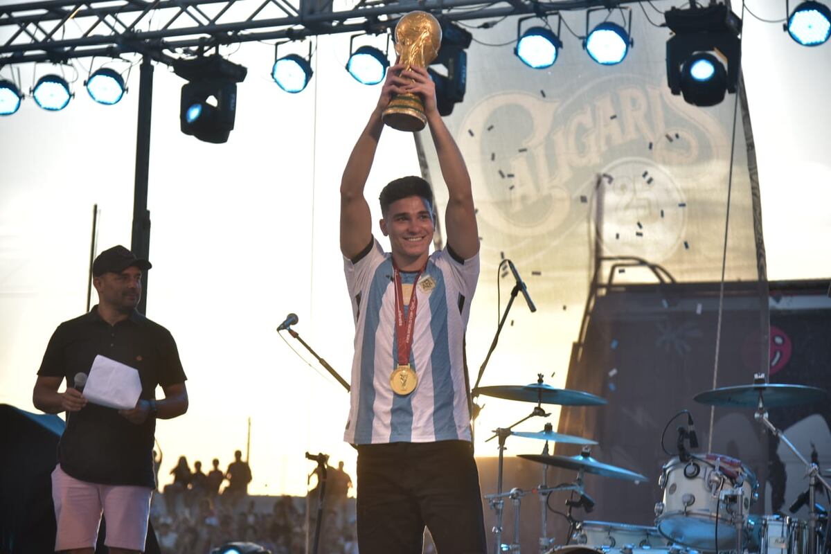 Julián Álvarez en los festejos de Calchín: “Cada día nos sentimos más orgullosos de ser argentinos”