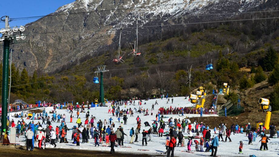 Bariloche inauguró su temporada de invierno con la poca nieve fabricada con los cañones en el cerro Catedral. Foto: Gentileza