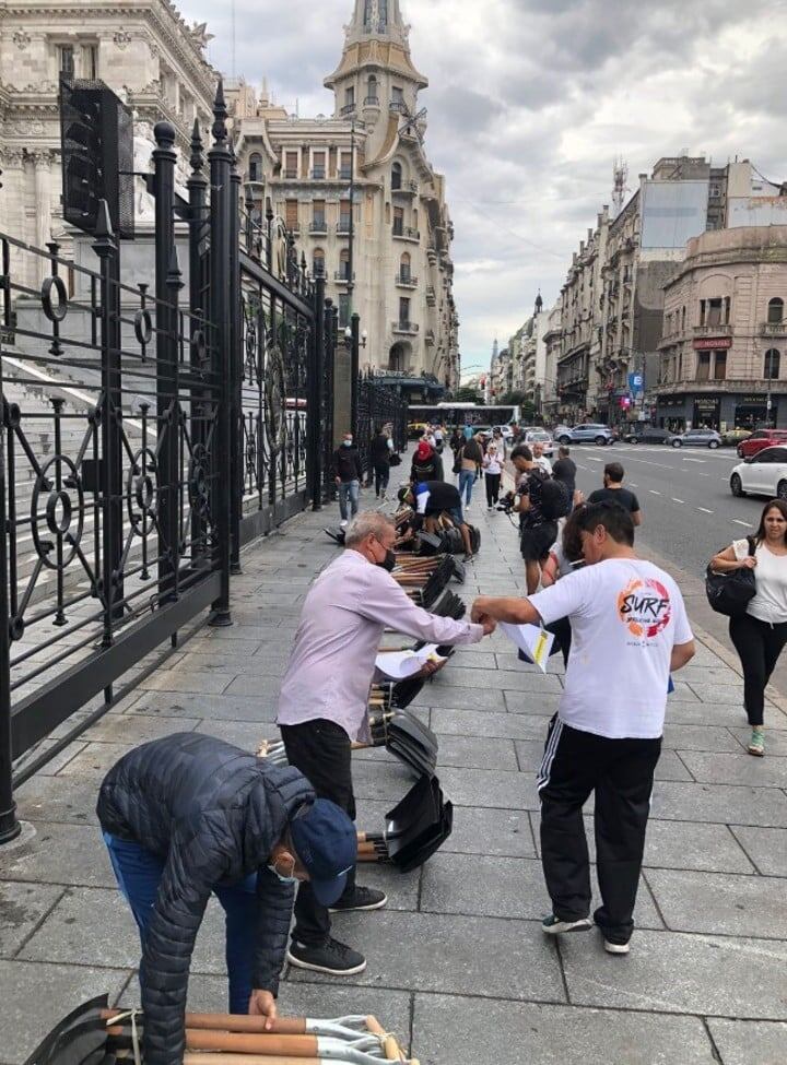 “Agarren la pala”: el insólito mensaje que mando un empresario al congreso junto con un regalo muy particular