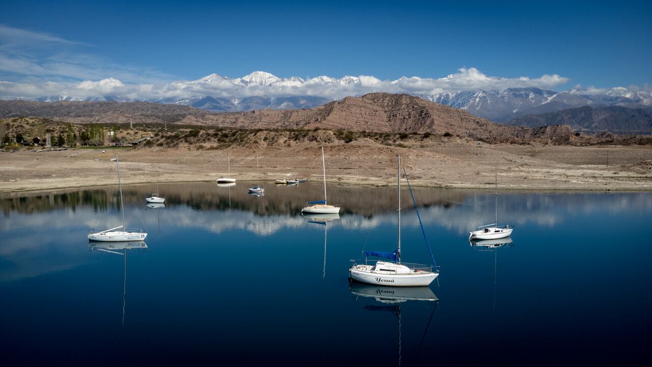 Crisis Hídrica
El Dique Potrerillos se encuentra en los niveles más bajos de su historia.Mendoza tendrá en el próximo verano el menor caudal de agua de los últimos 30 años.

Foto: Ignacio Blanco / Los Andes   