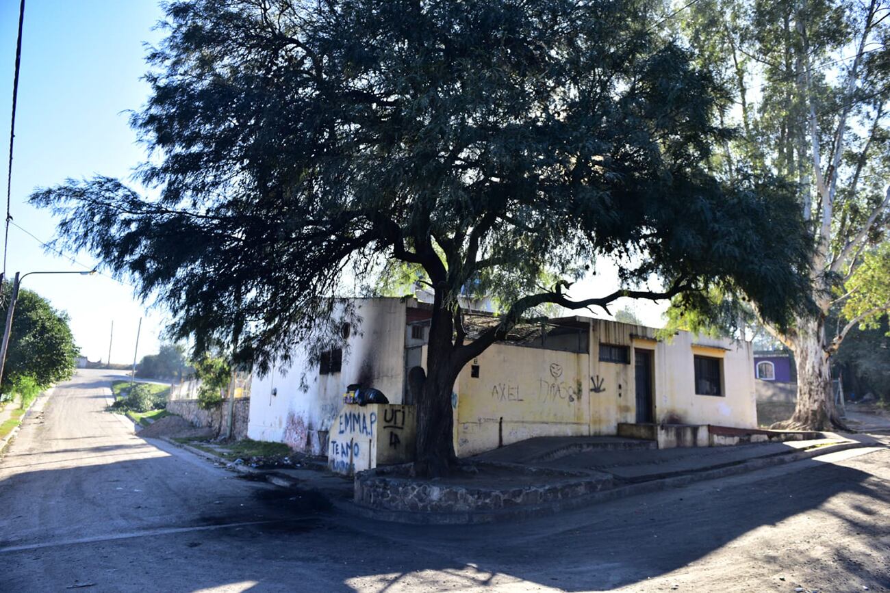 Desde un auto dispararon y asesinaron a un hombre e hirieron a otros dos en barrio Las Polinesias, Villa Allende. (José Gabriel Hernández / La Voz)