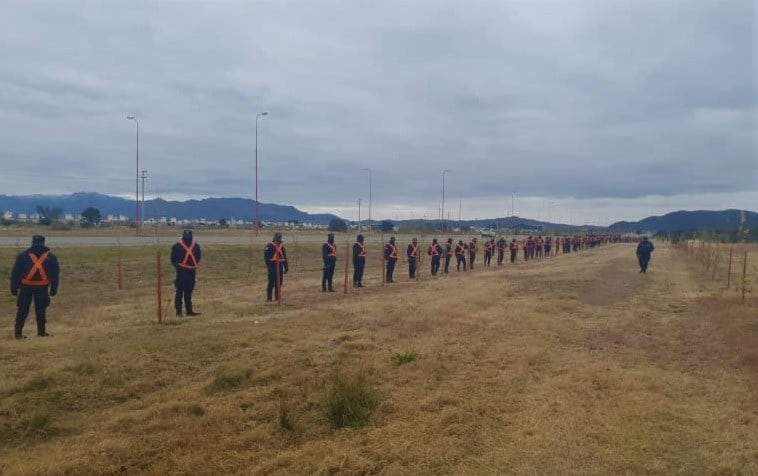 Decenas de policías se preparan para uno de los rastrillajes a la vera de la autopista de las Serranías Puntanas. Gentileza ANSL