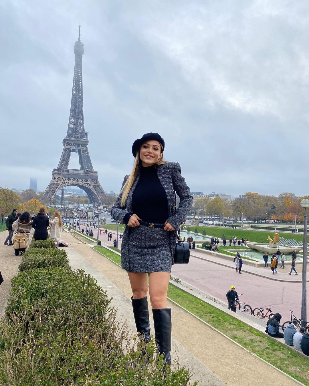 Combinó sus prendas para dar un paseo por las calles de París