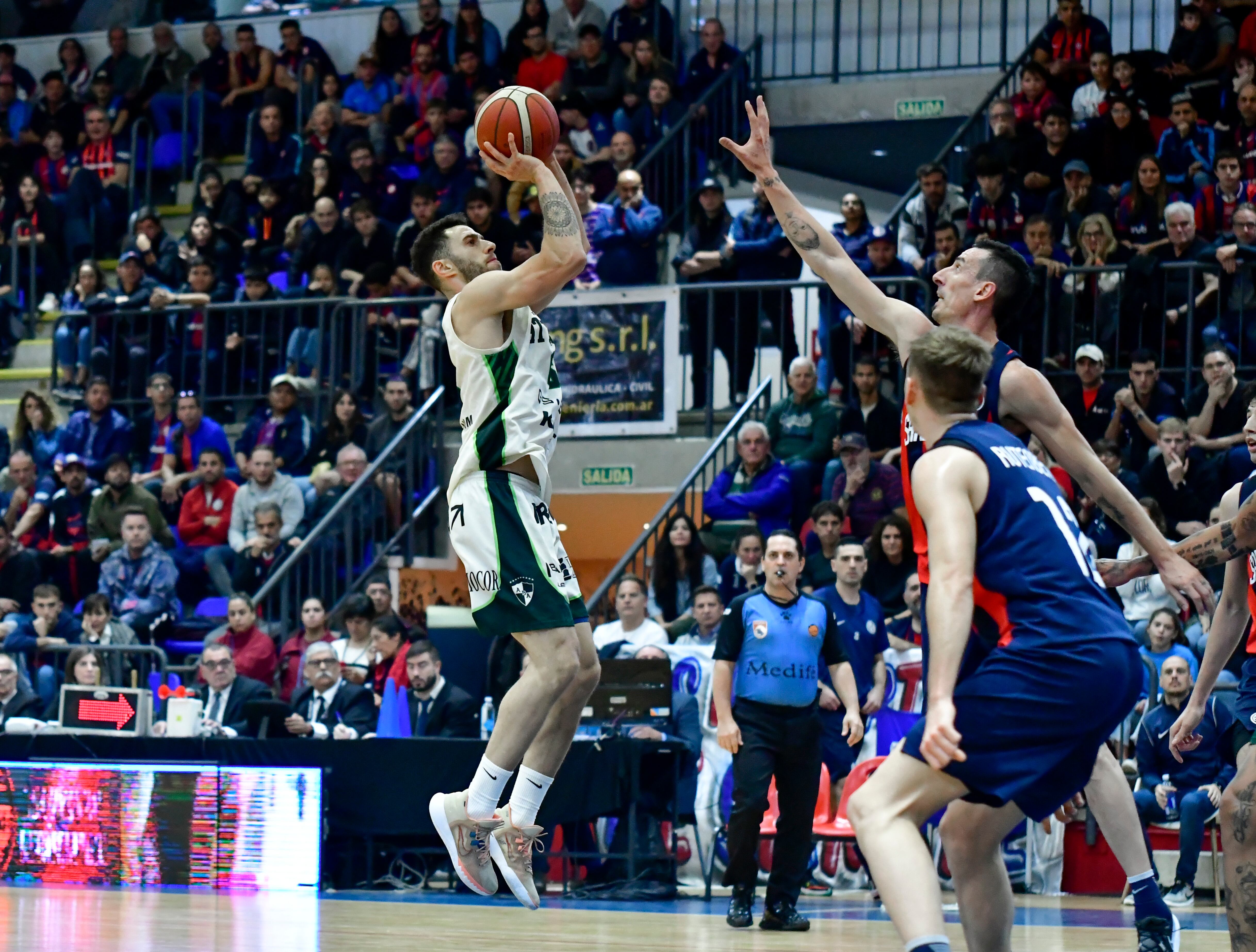 Pese a la remontada del final, Atenas perdió los dos primeros partidos de la serie con San Lorenzo y quedó a una derrota del descenso en la Liga Nacional. (Matías García / Liga Nacional)