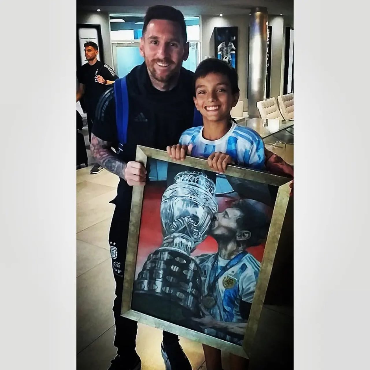 Juani cumplió su sueño de regalarle una de sus obras a su ídolo, Lionel Messi.