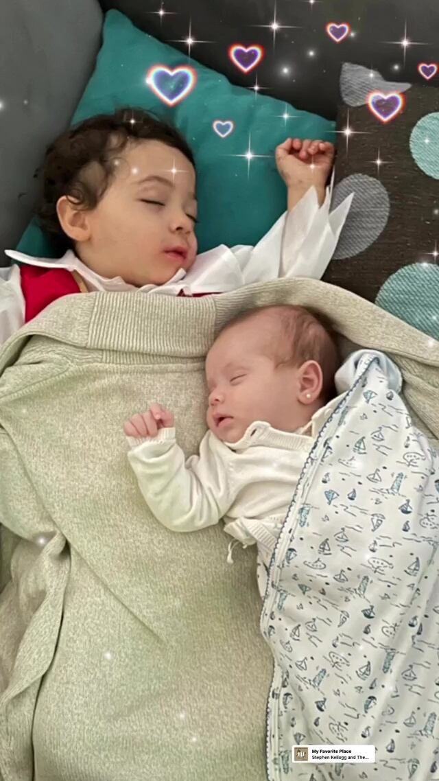 La rosarina rodeó de corazones la imagen de sus chicos dormidos.