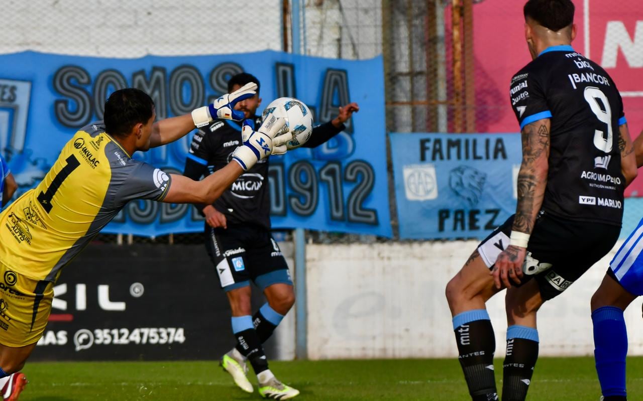 Estudiantes de Río Cuarto enfrentó a Gimnasia y Tiro de Salta por la Primera Nacional. (Tommy Fragueiro / La Voz)