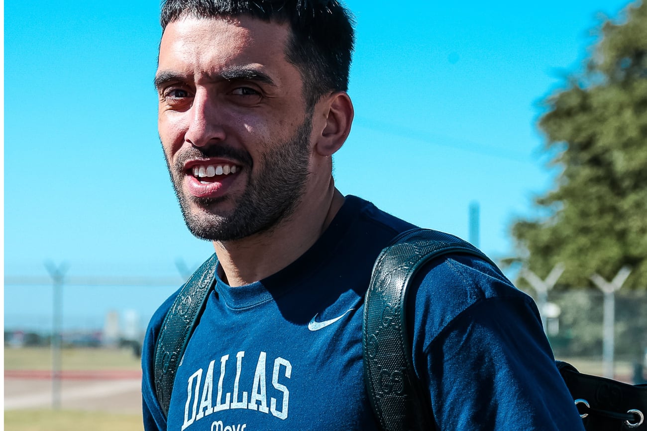 Facundo Campazzo y su primer viaje como jugador de Dallas. Este miércoles visitan a los Suns. (Prensa Dallas).