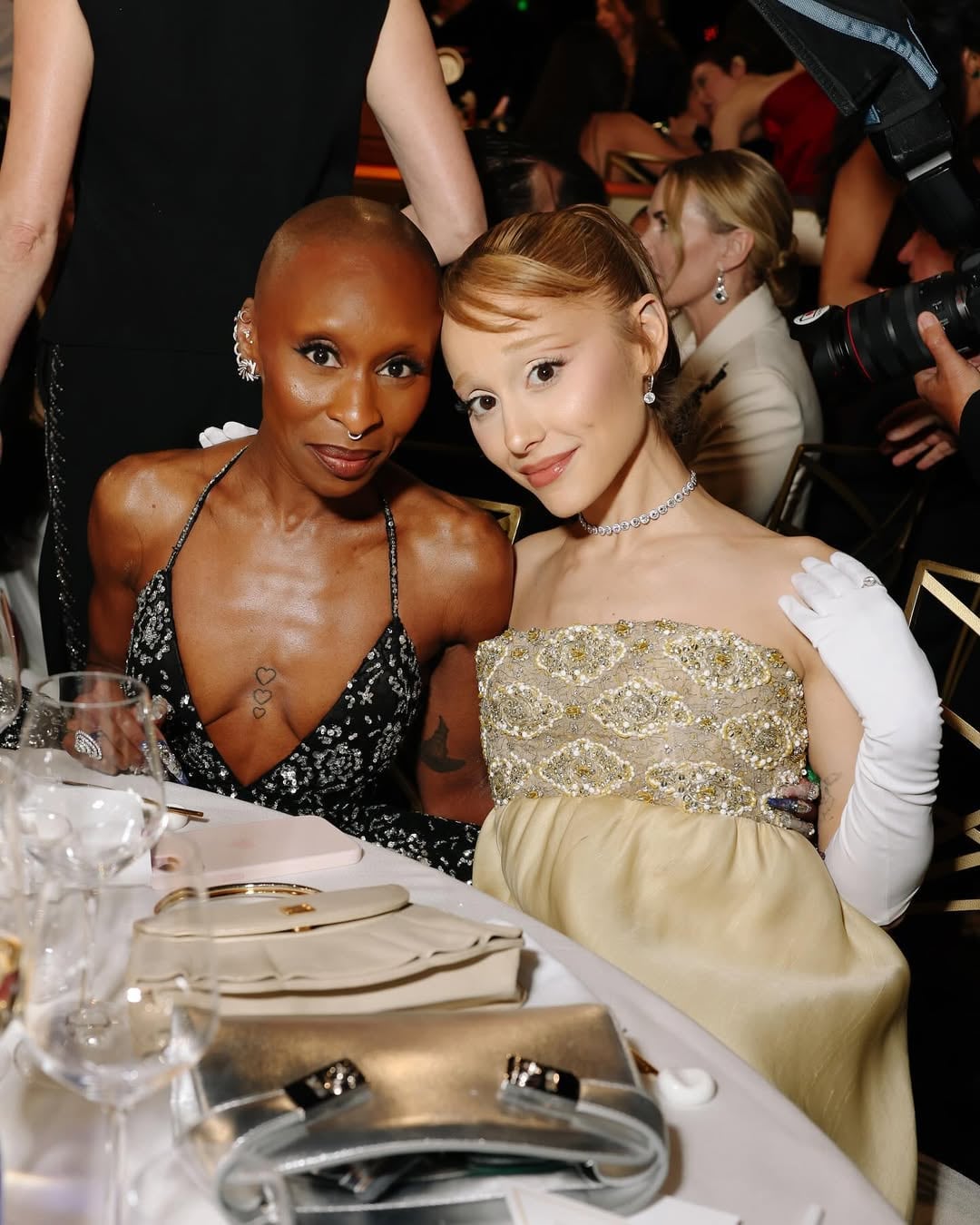 Ariana Grande y Cynthia Erivo en los Globos de Oro 2025