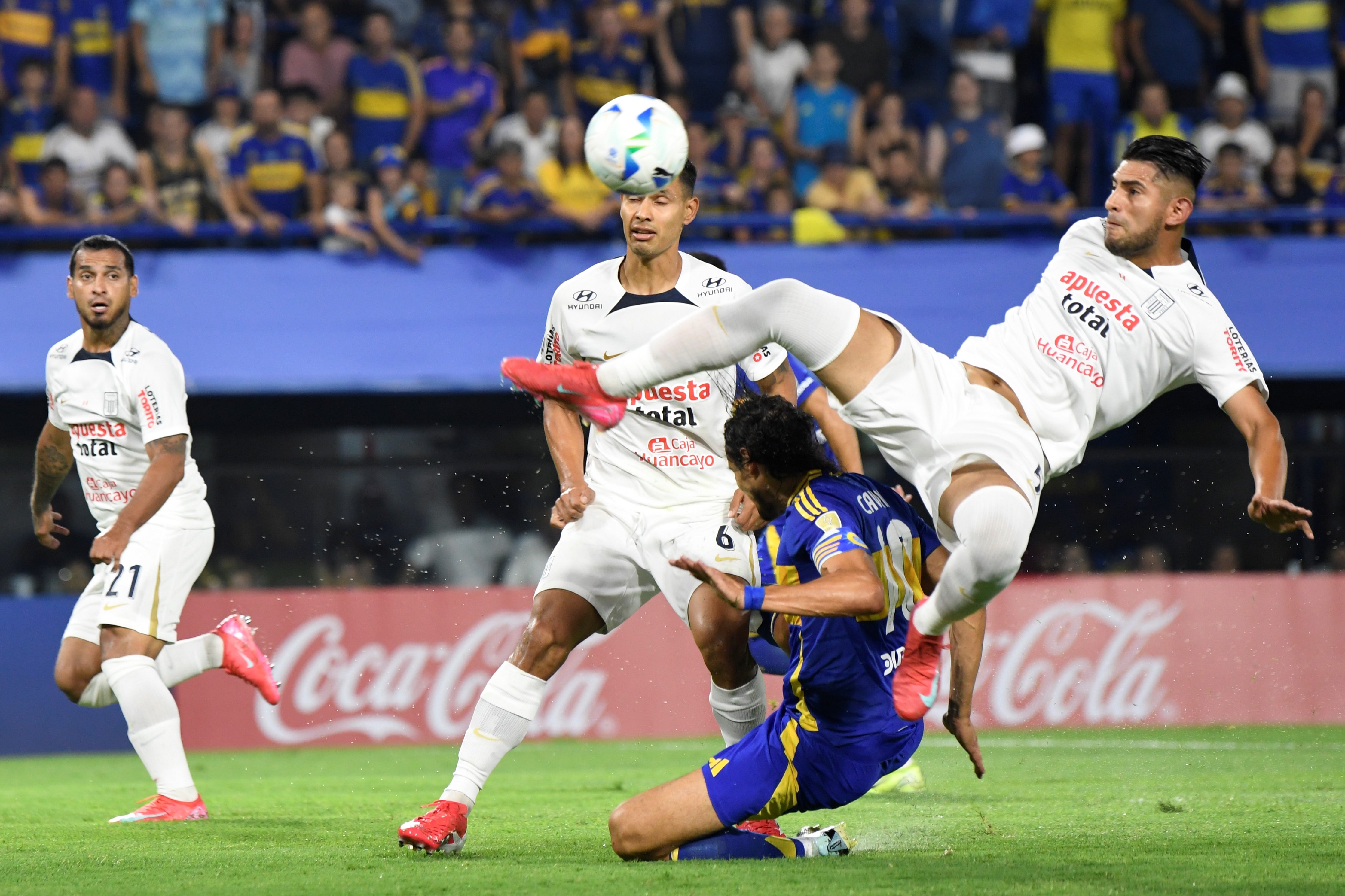 Boca necesita ganarle a Alianza Lima para avanzar en la Copa Libertadores. (AP)