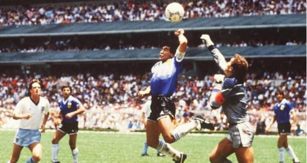 Momento histórico del Mundial '86... Maradona con la mano vence al arquero inglés.