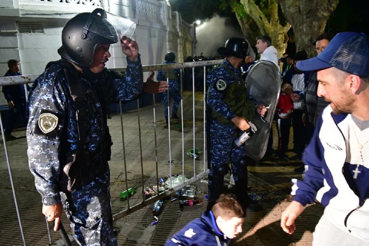 Incidentes en La Plata entre hinchas de Gimnasia y laPolicia. Se suspendió el encuentro con Boca. / Clarín.