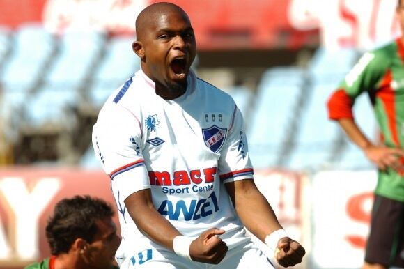 Santiago "Morro" García gritando uno de los tantos goles con la camiseta de Nacional de Uruguay.