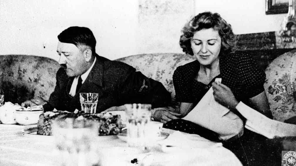 HITLER Y BRAUN. En una imagen sin fecha 